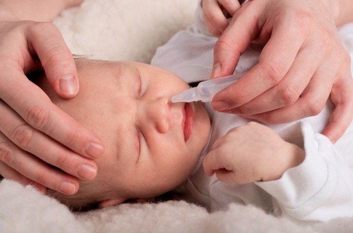 Поради батькам промивати ніс розчином немовляті