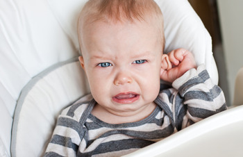 Причина виникнення запаху з вух у немовляти