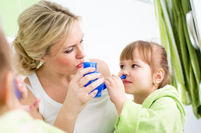 Промивання носа сольовим розчином при нежиті у дорослих і дітей: приготування, проведення процедури, протипоказання