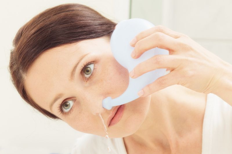Промивання носа сольовим розчином при нежиті у дорослих і дітей: приготування, проведення процедури, протипоказання