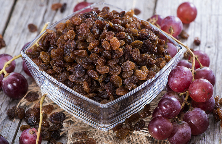 Родзинки користь і шкода для організму. Які склад і калорійність продукту. Чи можна дитині давати темний і світлий родзинки