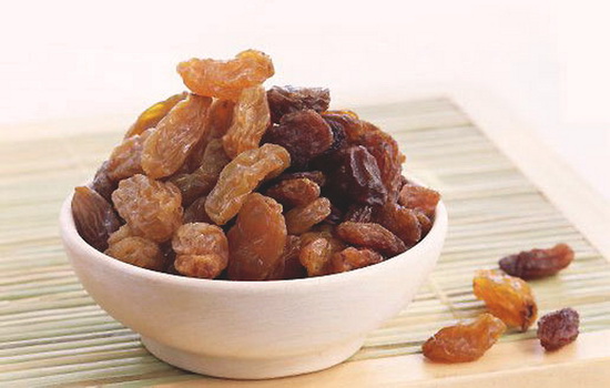 Родзинки користь і шкода для організму. Які склад і калорійність продукту. Чи можна дитині давати темний і світлий родзинки