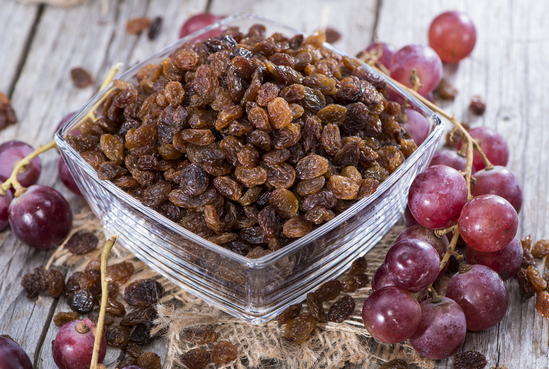 Родзинки користь і шкода для організму. Які склад і калорійність продукту. Чи можна дитині давати темний і світлий родзинки