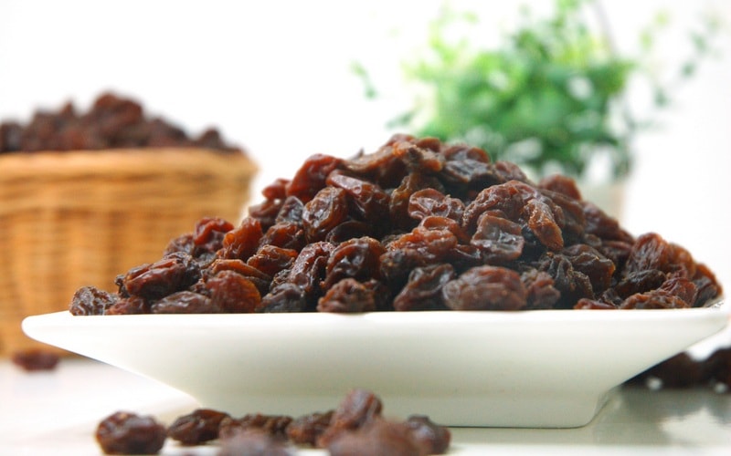 Родзинки користь і шкода для організму. Які склад і калорійність продукту. Чи можна дитині давати темний і світлий родзинки