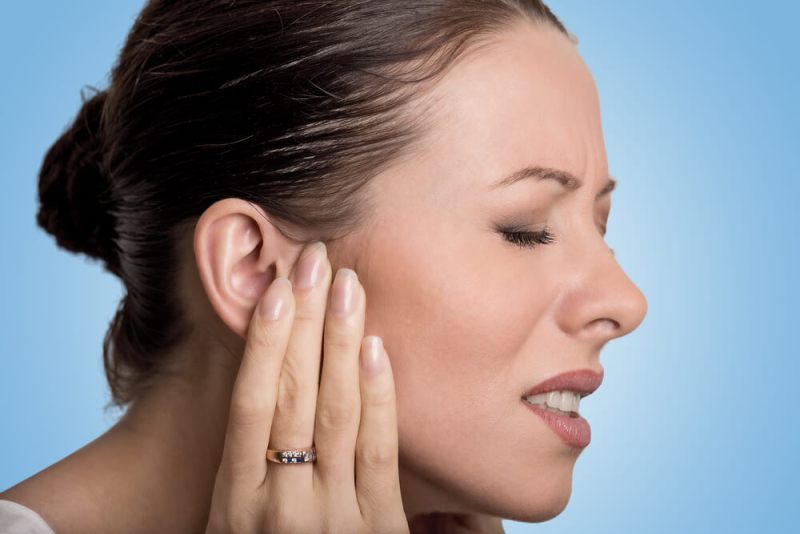 Сірчана пробка у вусі: симптоми та причини виникнення