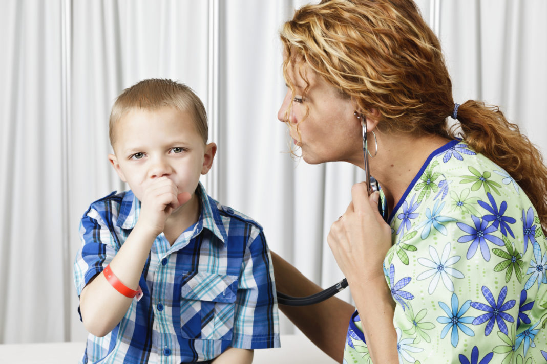 Що дати дитині при сухому кашлі: медикаментозна терапія і народні методи