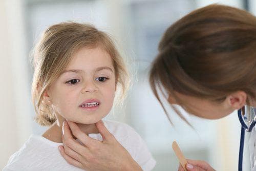Що робити коли у дитини осип голос і кашель