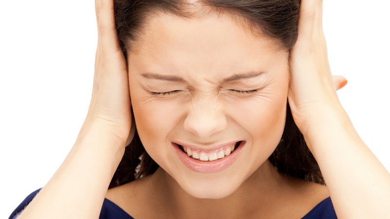 Що робити коли закладає вуха і болить голова