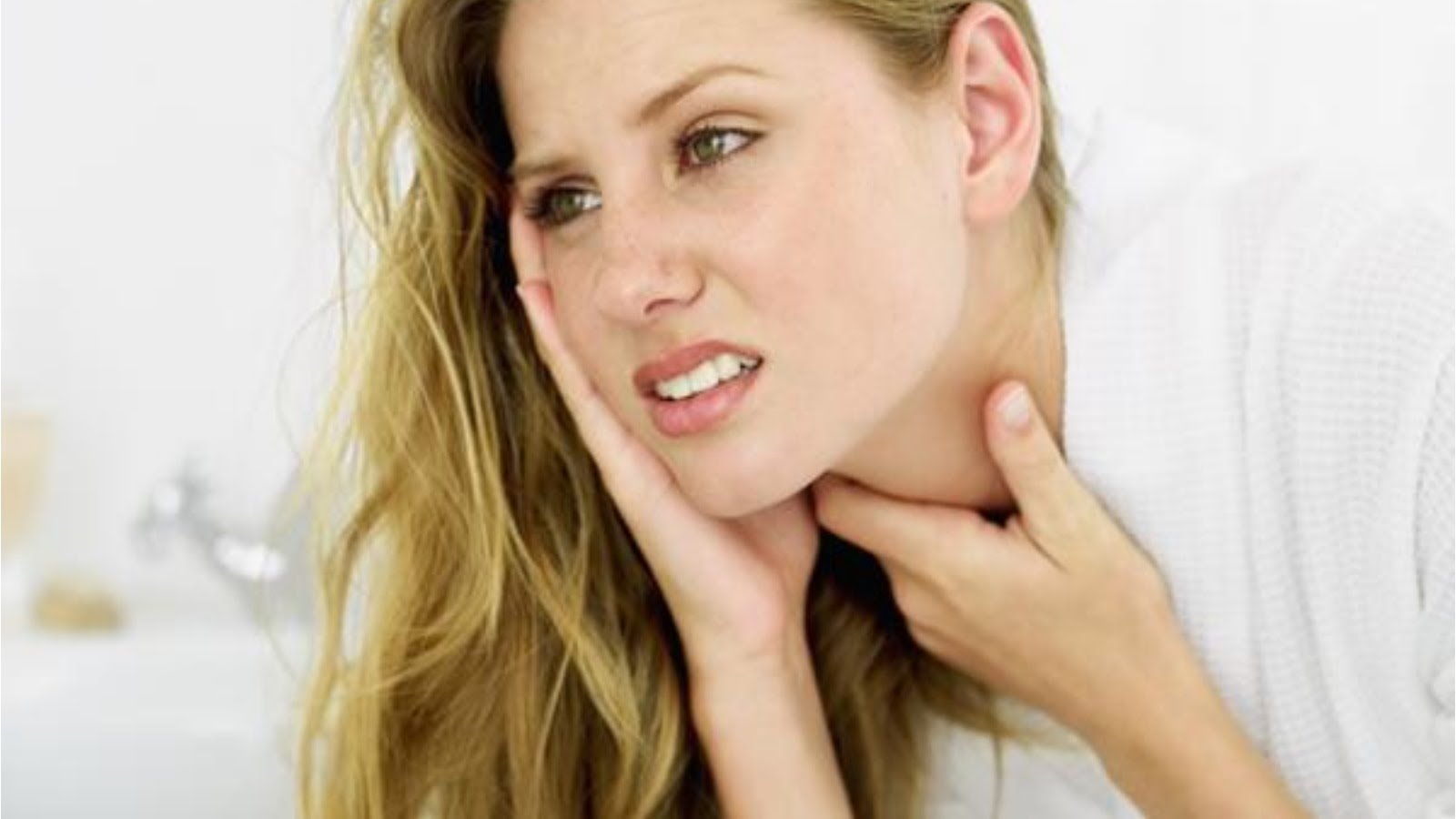 Що робити якщо горло болить боляче ковтати температури немає і віддає в вуха