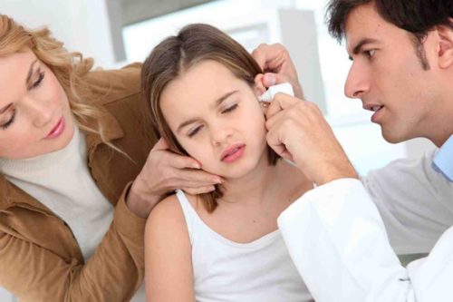 Що робити якщо у дитини всередині болить вухо