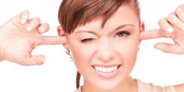 Що робити якщо заклало вуха від нежитю: причини і лікування