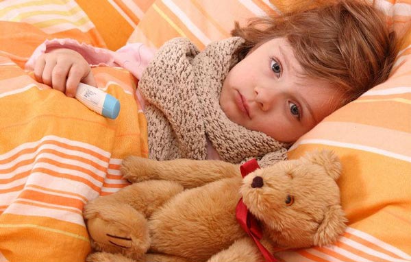 Скільки тримається температура при ангіні у дітей і як її збити