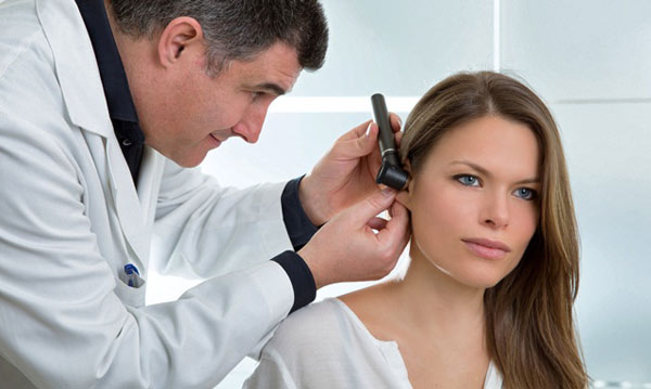Свербіж у вухах: причини, лікування, народні засоби