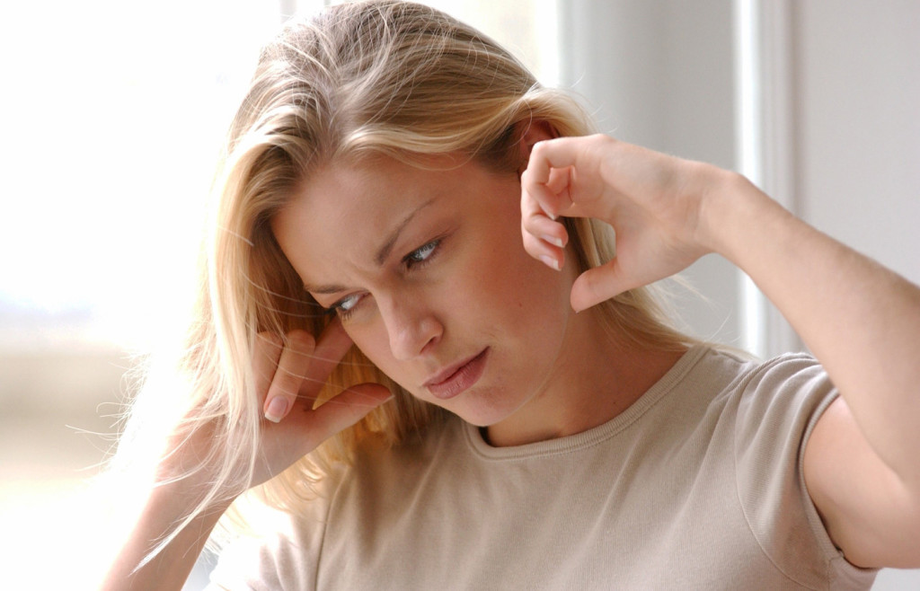 У чому причина якщо вухо не болить але і не чує і що робити