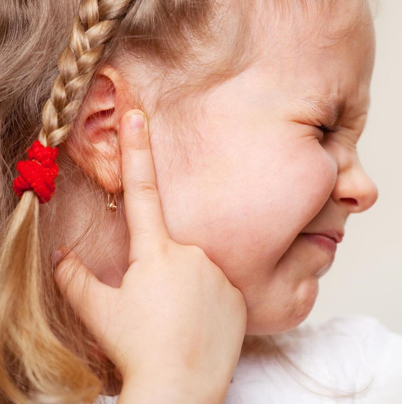 У дитини болить вухо: що робити і які средтва застосовувати