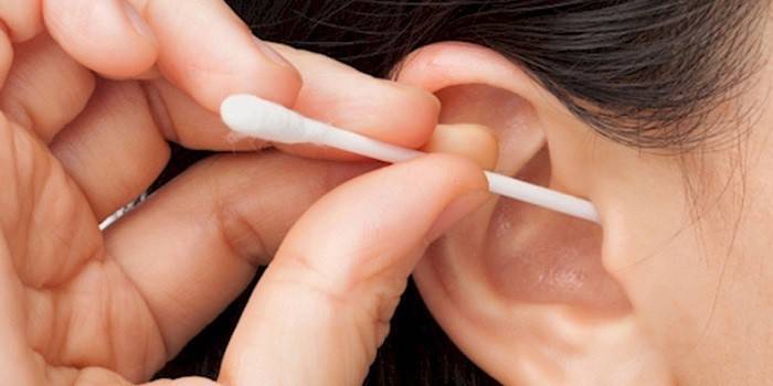Варто заливати перекис водню у вуха при отиті та інших захворюваннях