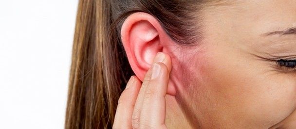 Виділення з вуха (гнійні, чорні, без болі, білі, жовті, отит) у людини з неприємним запахом – причини