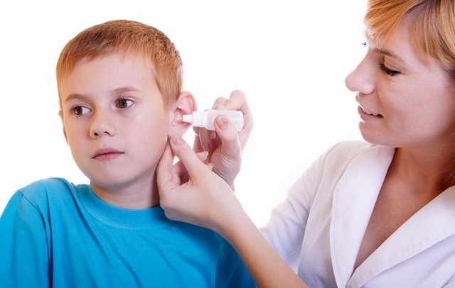 Виділення з вуха (гнійні, чорні, без болі, білі, жовті, отит) у людини з неприємним запахом – причини
