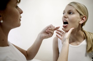 Які антибіотики потрібно колоти дорослому при ангіні Які антибіотики потрібно колоти дорослому при ангіні