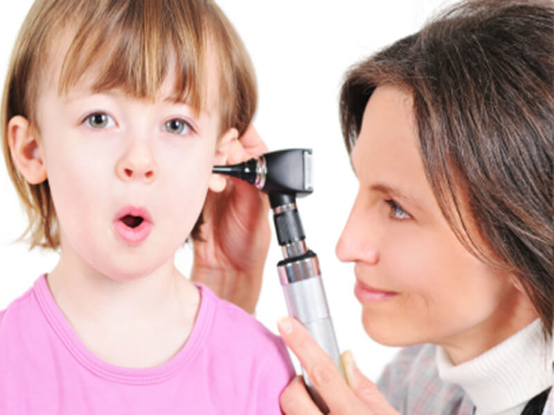 Як і чим лікувати виділення рідини з вуха в домашніх умовах
