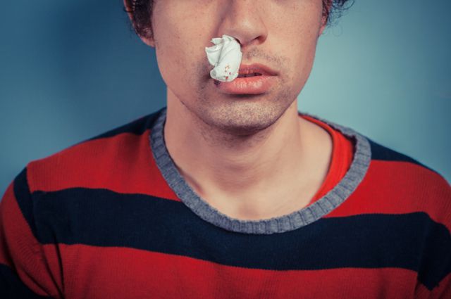 Як надати першу допомогу при кровотечі з носа