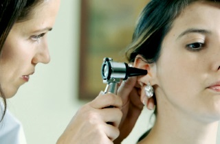 Які вушні краплі допомагають при закладеності вуха