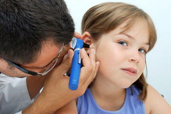 Як зрозуміти і визначити, що у дитини болить вухо