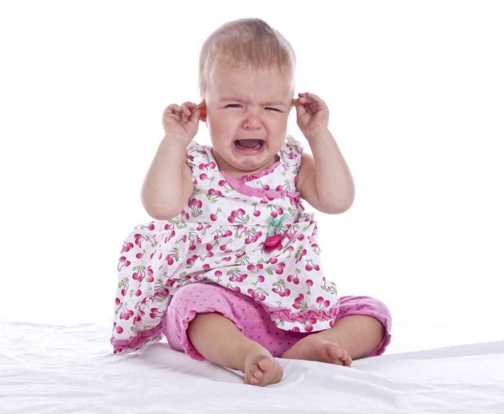 Як зрозуміти і визначити, що у дитини болить вухо